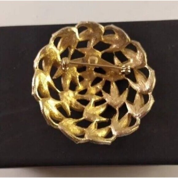 Vintage Gold-Tone Swirl Leaf Wreath Brooch Pin Circle Domed Filigree Textured - Picture 5 of 8